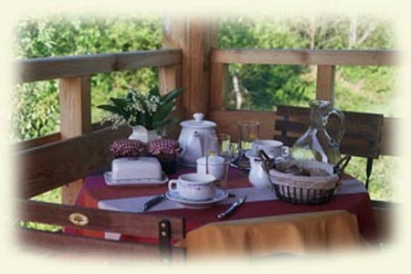 petit d&eacute;jeuner sur le balcon de la cabane